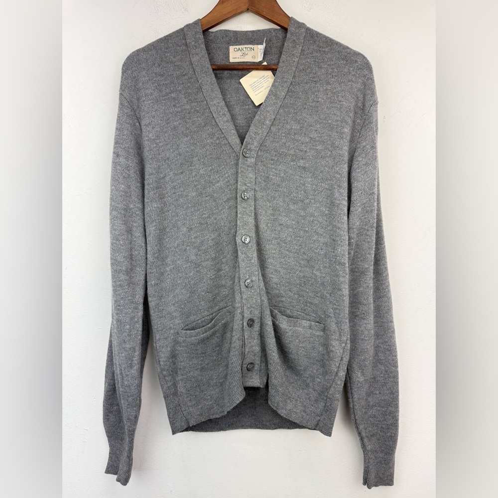Vintage Oakton size Medium Men’s Gray V-neck Button Up Cardigan Sweater NWT